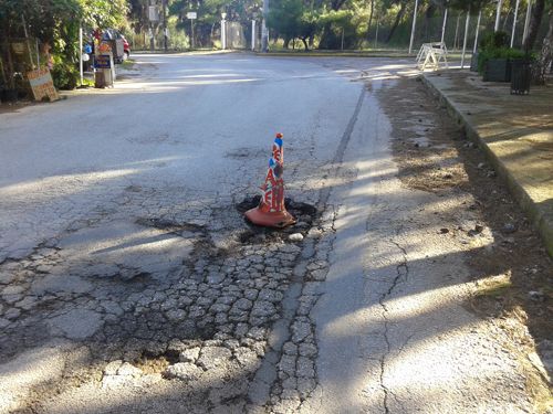 Αποκλειστικό Φωτορεπορτάζ: Όλες οι λακούβες – παγίδες στην παραλιακή από το Μάτι έως το Ζούμπερι