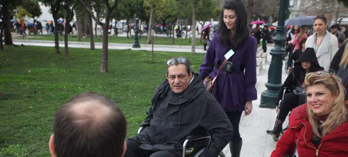 Ο Καφετζόπουλος με αναπηρικό καροτσάκι στο Σύνταγμα (εικόνες)