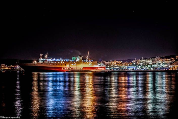Για να ηρεμήσουμε λίγο: Το λιμάνι της Ραφήνας (by night)