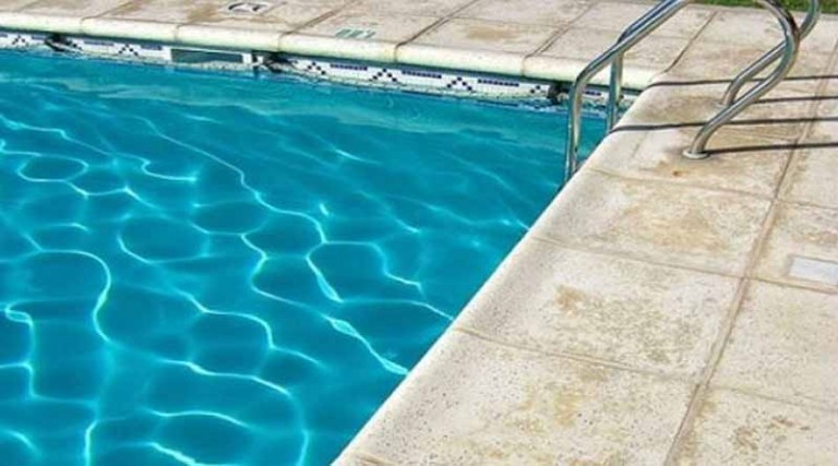 Σοκ με τραυματισμό 16χρονου από πτώση σε πισίνα