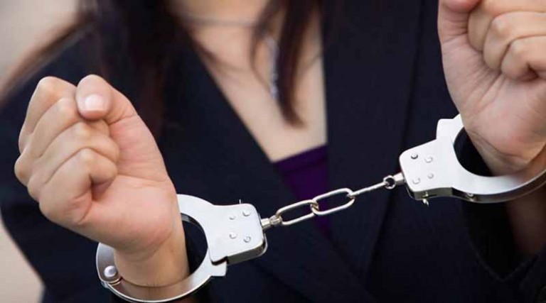 Συνελήφθη 47χρονη φυγόποινη για απάτη και πλαστογραφία στο Πέραμα