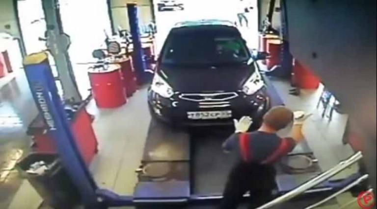 Γυναίκα μπέρδεψε το γκάζι με το φρένο και πάτησε τον μηχανικό! (βίντεο)