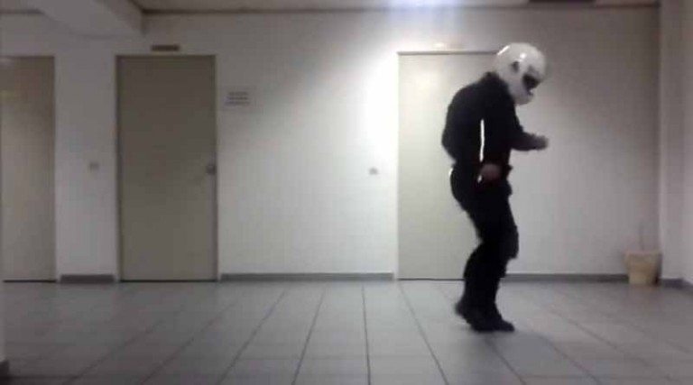 Αστυνομικός της ΔΙΑΣ χορεύει.. Michael Jackson! (βίντεο)