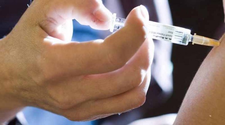 Ολο και πιο επιφυλακτικοί οι Ελληνες για τον εμβολιασμό των παιδιών