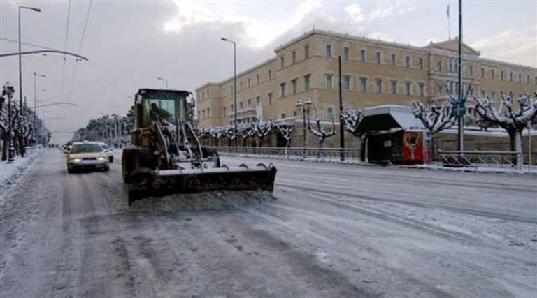 Καιρός: “Κλείδωσαν” τα χιόνια ακόμα και στο κέντρο της Αθήνας – Σε ποιες περιοχές χρειάζεται προσοχή