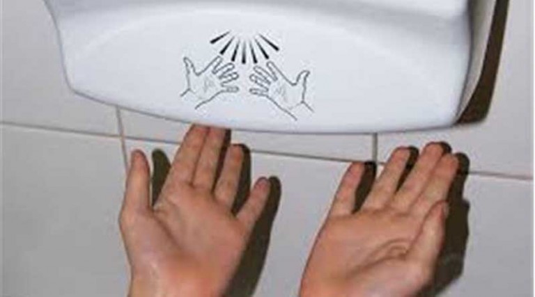 Γιατί τελικά καλύτερα να αποφεύγετε τον στεγνωτήρα χεριών στις δημόσιες τουαλέτες