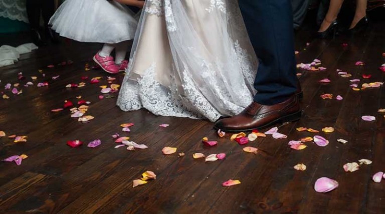 Χαμός σε γάμο: Η νύφη παράτησε τον γαμπρό στην εκκλησία για κάτι που έκανε η πεθερά!