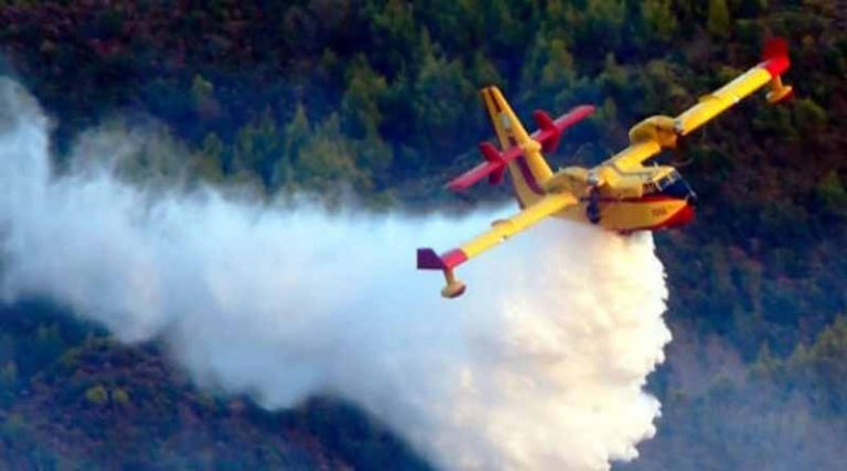 Απίστευτο βίντεο μέσα από Canadair – Επικίνδυνη βουτιά στις φλόγες