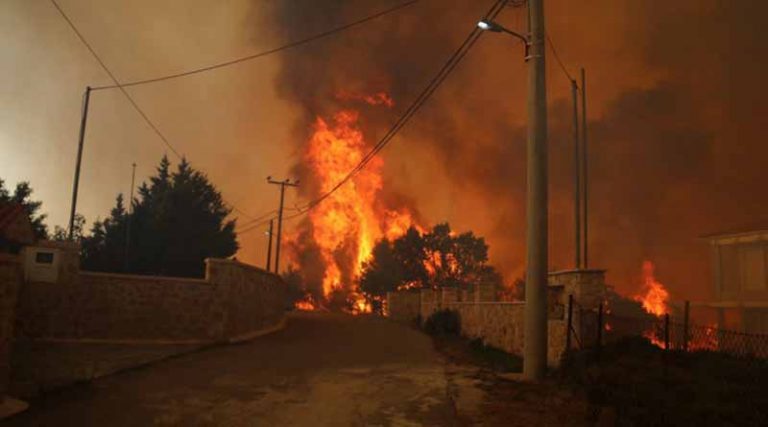 Ζημιές σε 120 στύλους του ΔΕΔΔΗΕ λόγω της φωτιάς – Συνεχίζονται τα προβλήματα στο δίκτυο