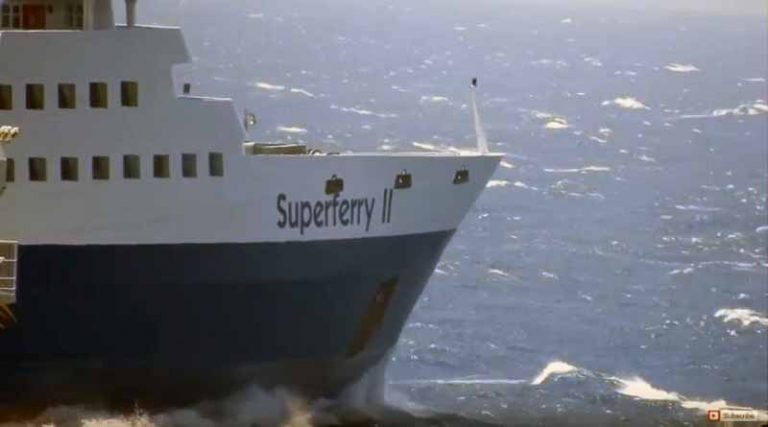 Δεμένα τα πλοία στα λιμάνια: Σε ισχύ το απαγορευτικό απόπλου από Πειραιά, Ραφήνα & Λαύριο