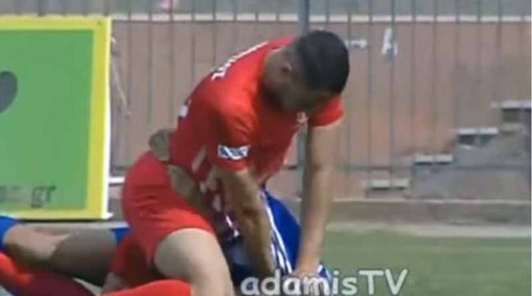 Δεν έχει ξαναγίνει: Ποδοσφαιριστής του Πανσερραϊκού κάνει λαβή πάλης σε αντίπαλο χωρίς να δει ούτε κίτρινη (video)