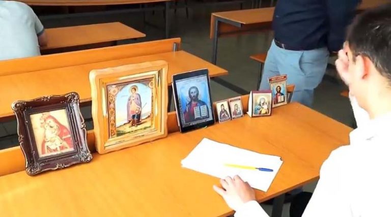 Μαθητής πήγε να δώσει εξετάσεις με 7 εικόνες Αγίων – Όταν η αλήθεια αποκαλύπτεται, δεν ήταν αυτή που περιμέναμε… (βίντεο)