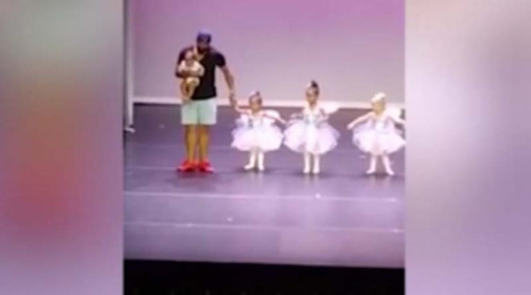 Πατέρας «μύθος»: Έκλαιγε η κόρη του πάνω στη σκηνή και εκείνος χόρεψε μπαλέτο μαζί της (βίντεο)