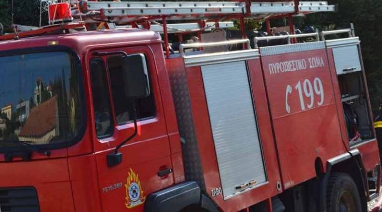 Φωτιά σε μηχανάκι στην Πέτρου Ράλλη: Επεκτάθηκε σε αυτοκίνητα και ένα σπίτι – Εκτροπές κυκλοφορίας