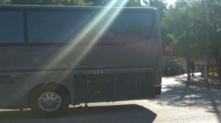 Ο Ελληνάρας ξαναχτυπά: Παρκάρει λεωφορείο κάθετα στον δρόμο κι όποιον πάρει ο χάρος! (φωτό)