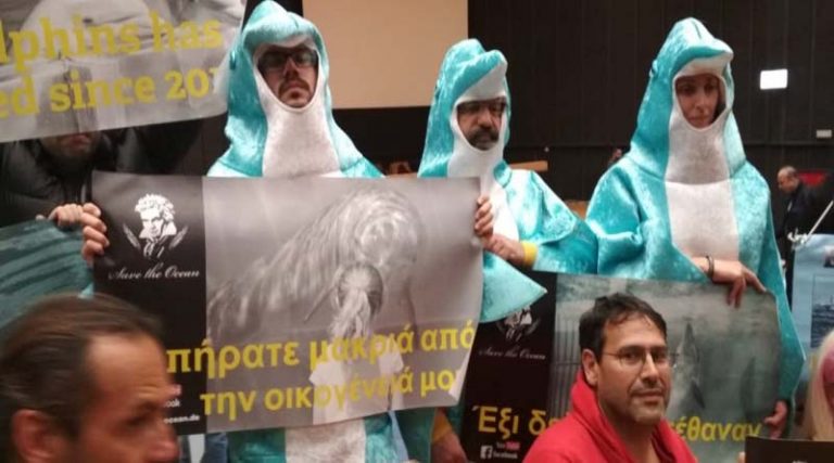 Ντύθηκαν δελφίνια και διαμαρτυρήθηκαν για να μπει πρόστιμο στο Αττικό Ζωολογικό Πάρκο στα Σπάτα! (βίντεο)