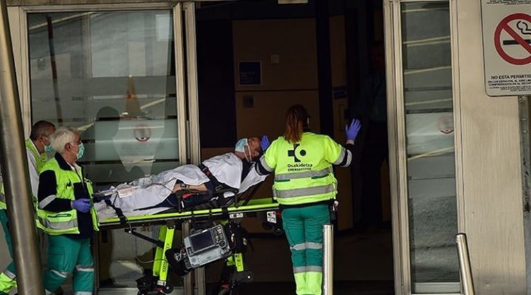 Κορονοϊός: Ξύλο μεταξύ οπαδών έξω από νοσοκομείο