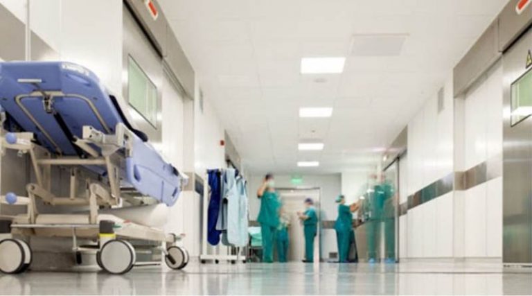 Χαμός στο νοσοκομείο της Πάτρας: Γιατροί «έπαιξαν» ξύλο – «Έφευγαν» μέχρι και σκαμπό!