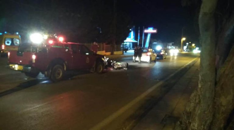 Τροχαίο στην Αρτέμιδα: Μηχανή συγκρούστηκε με αυτοκίνητο – Ένας τραυματίας (φωτό)