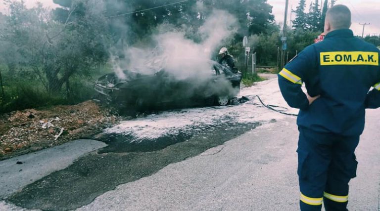 Αυτοκίνητο τυλίχθηκε στις φλόγες στην Αρίωνος! (φωτό)