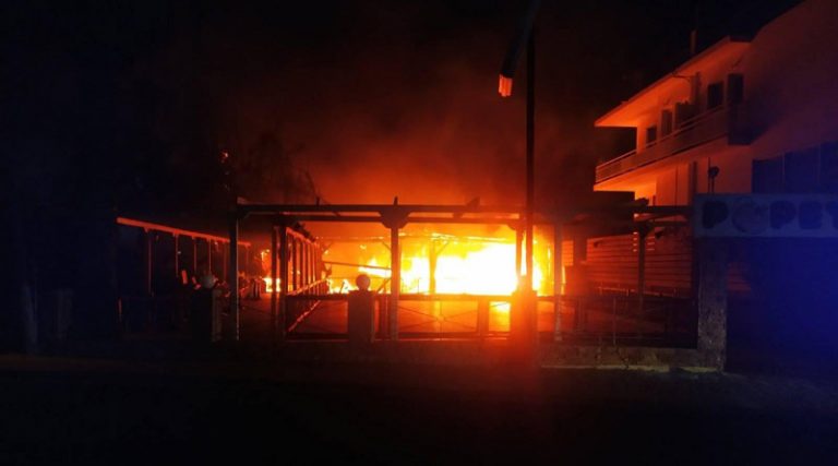 Φωτιά σε κατάστημα στην Αρτέμιδα – Καταστράφηκε ολοσχερώς! (φωτό)
