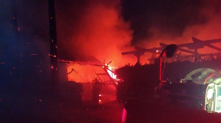 Φωτιά σε κατάστημα στην Αρτέμιδα – Τι εξετάζει η Πυροσβεστική (φωτό & βίντεο)