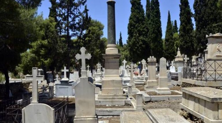 Θρίλερ σε κοιμητήριο: Άγνωστη ζήτησε εκταφή νεκρού, πήρε τρία μετάλλια και… εξαφανίστηκε!