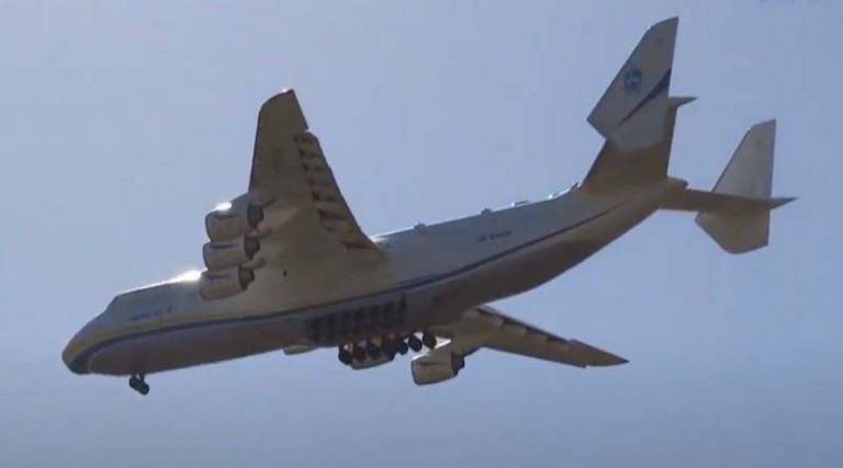 Η στιγμή που το θηριώδες αεροσκάφος Antonov 225 προσγειώνεται  στα Σπάτα (βίντεο)