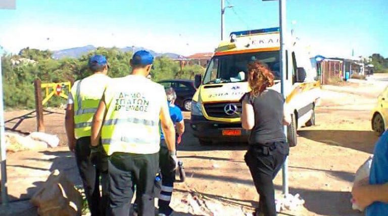 Αρτέμιδα: Η στιγμή που μεταφέρθηκε στο ασθενοφόρο το παιδί που κινδύνευσε να πνιγεί (φωτό)