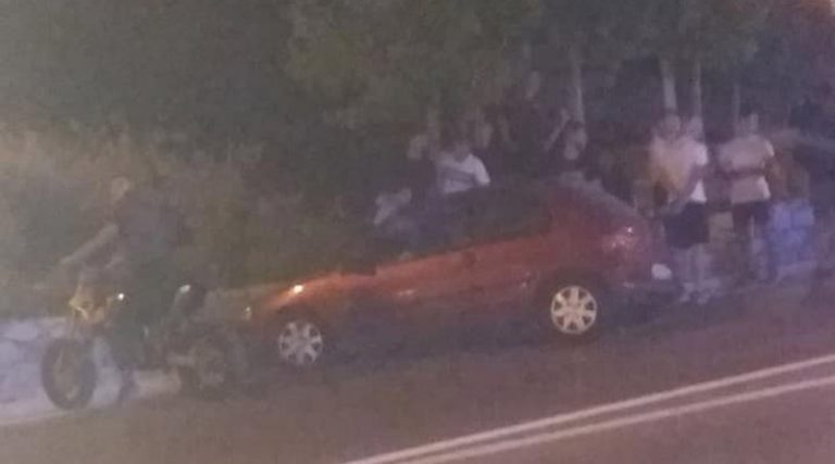 Τροχαίο ατύχημα στη Λ. Αρτέμιδος – Αυτοκίνητο κατέληξε σε τοιχίο! (φωτό)