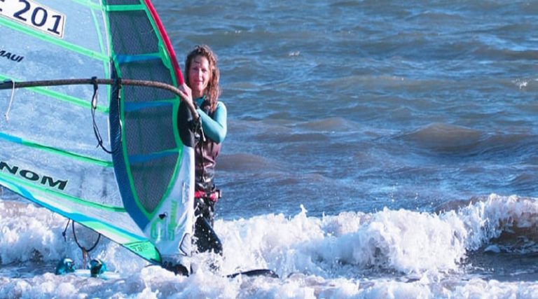 Αρτέμιδα: Πρωταθλήτρια του windsurf “έφαγε” πρόστιμο από το Λιμενικό – Δείτε γιατί