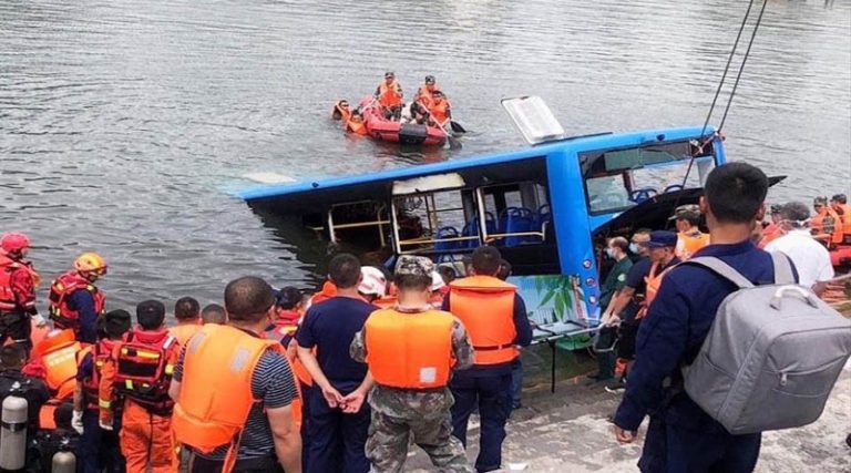 Σοκ! Έριξε το λεωφορείο στη λίμνη σκοτώνοντας 21 μαθητές επειδή του κατεδάφισαν το σπίτι!