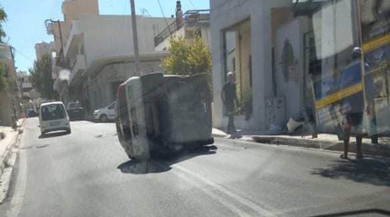 Ανατροπή οχήματος σε κεντρικό δρόμο στα Σπάτα! (φωτό)