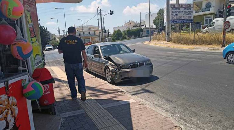 Τρακτέρ τράκαρε με επιβατικό στο φανάρι του Κέντρου Υγείας Σπατών