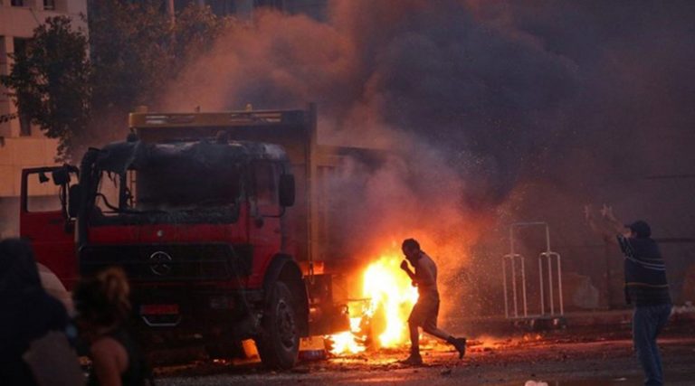 Νεκρός ένας αστυνομικός σε συγκρούσεις με τους διαδηλωτές στη Βηρυτό