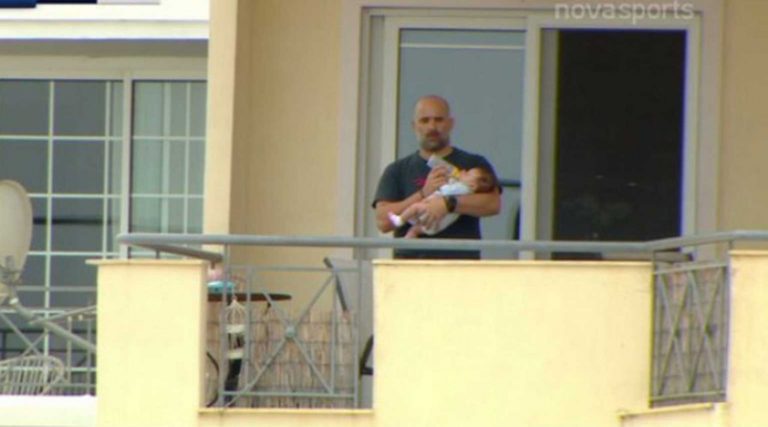 Αρτέμιδα: Απίστευτος πατέρας – Τάιζε το μωρό στο μπαλκόνι βλέποντας αγώνα
