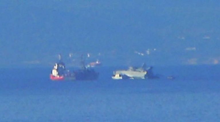 Πλοίο του Πολεμικού Ναυτικού συγκρούστηκε με εμπορικό πλοίο – Εχει πάρει κλίση έξω από το λιμάνι του Πειραιά (φωτό)