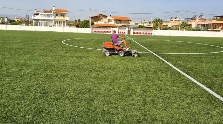 Ξεκίνησε η συντήρηση του συνθετικού χλοοτάπητα στο γήπεδο Αρτέμιδος (φωτό)