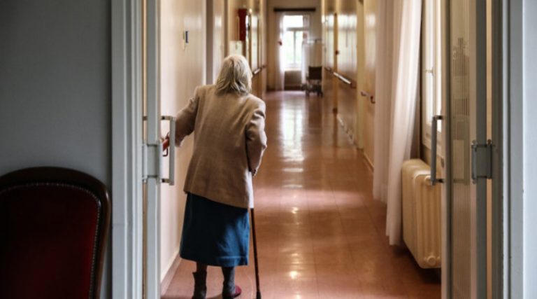 Συναγερμός σε γηροκομείο: Ένας νεκρός και 30 κρούσματα κορονοϊού