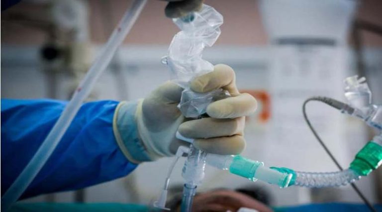 Κορονοϊός: Παραιτήθηκε ο διοικητής του νοσοκομείου, μετά τη θύελλα για τους 40 θανάτους στη ΜΕΘ