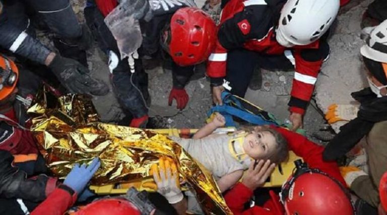 Σμύρνη: Δάκρυα χαράς για την 4χρονη Αΐντα – Ανασύρθηκε ζωντανή 91 ώρες μετά τον σεισμό! (βίντεο)