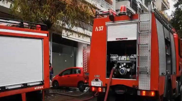 Φωτιά σε κτίριο στο κέντρο της Αθήνας – Διακόπηκε η κυκλοφορία στην Αγίου Κωνσταντίνου