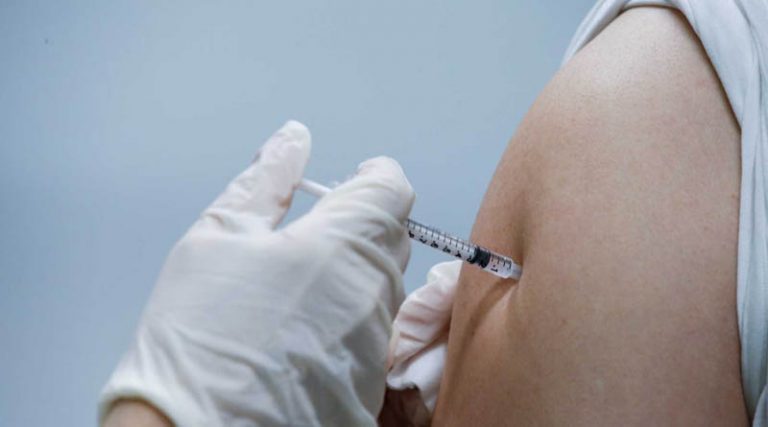 Αντισώματα για τον κορoνοϊό: Πώς, πόσα, πότε και με ποιο εμβόλιο αποκτάμε τα περισσότερα