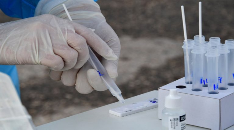 Κορονοϊός: Τι μπορεί να συμβαίνει όταν το PCR βγαίνει θετικό και το rapid test αρνητικό
