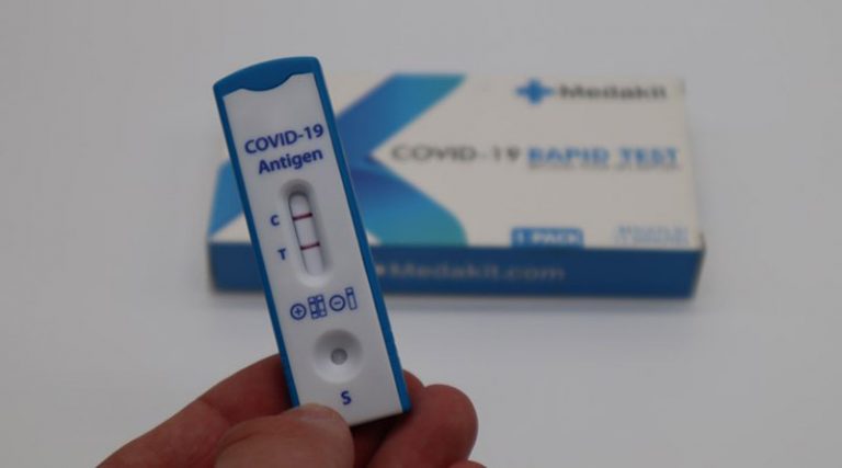 Self tests: Τέλος στον υποχρεωτικό έλεγχο από 1η Ιουλίου για τους εμβολιασμένους