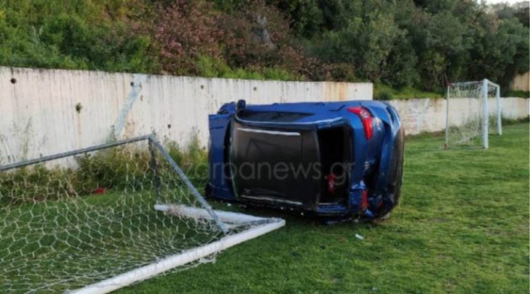 Απίστευτο τροχαίο: Αυτοκίνητο «καρφώθηκε»… στα δίχτυα σε γήπεδο! (φωτό)