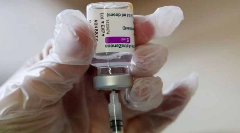 Άνοιξε η πλατφόρμα για αλλαγή της δεύτερης δόσης του εμβολίου AstraZeneca