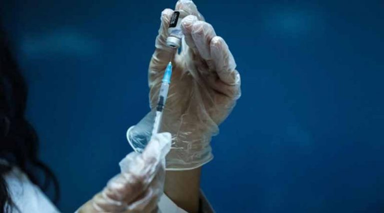 Καραμανλής: Ανοιχτό το ενδεχόμενο υποχρεωτικού εμβολιασμού για τους άνω των 50