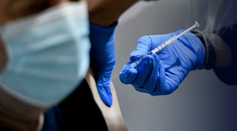 Πώς «κλείδωσε» ο υποχρεωτικός εμβολιασμός για τους άνω των 60