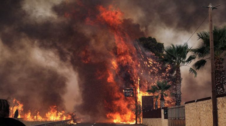 Φωτιά στη Βαρυμπόμπη: Ολική διακοπή κυκλοφορίας στο τμήμα Καπανδρίτι – Λυκόβρυση